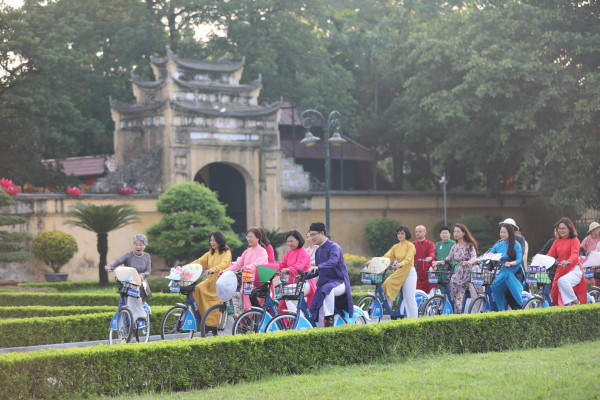 150 người mặc áo dài truyền thống, đạp xe diễu hành chào mừng Quốc khánh 2/9 -0