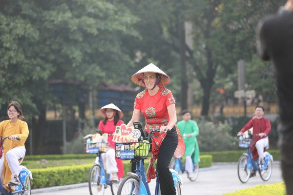 150 người mặc áo dài truyền thống, đạp xe diễu hành chào mừng Quốc khánh 2/9 -1