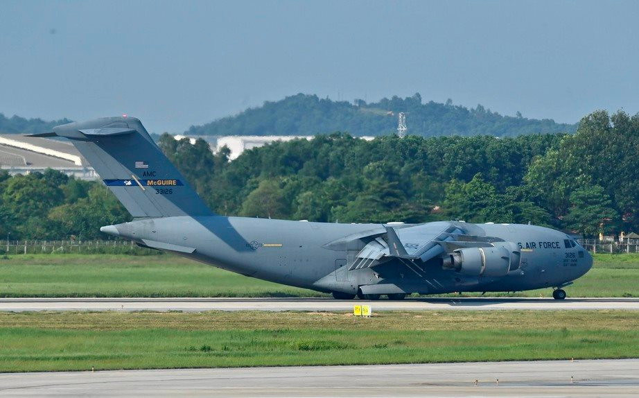 C-17 dừng lại phía trước khu vực bảo dưỡng của VAECO tại sân bay để đợi bốc dỡ hàng hóa. Ảnh: Hoàng Anh