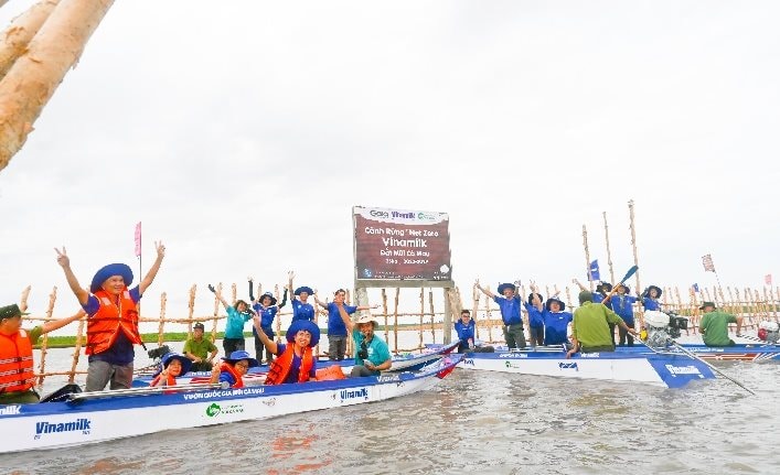 nhan-vien-vinamilk-tham-gia-khoanh-nuoi-tai-sinh-rung-ngap-man-co-dien-tich-25ha-do-cong-ty-thuc-hien-tai-ca-mau-cuoi-thang-82023-.jpg