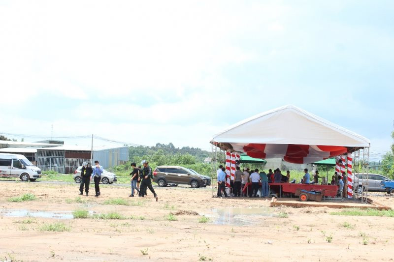 Lực lượng chức năng tỉnh Đồng Nai bắt quả tang các đối tượng vẽ dự án "ma" tại huyện Trảng Bom. (Ảnh: Công an tỉnh Đồng Nai)