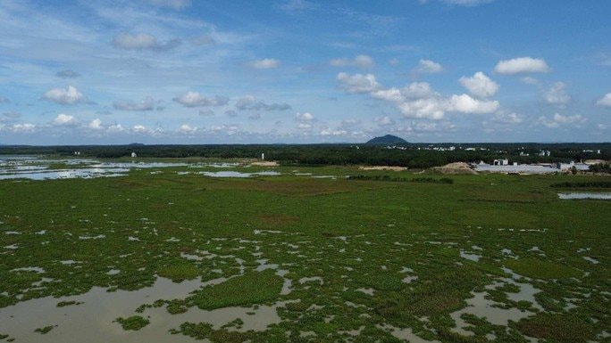 1-ho-bien-lac-la-ho-tu-nhien-da-co-tu-lau-doi-o-huyen-tanh-linh-tinh-binh-thuan.jpg