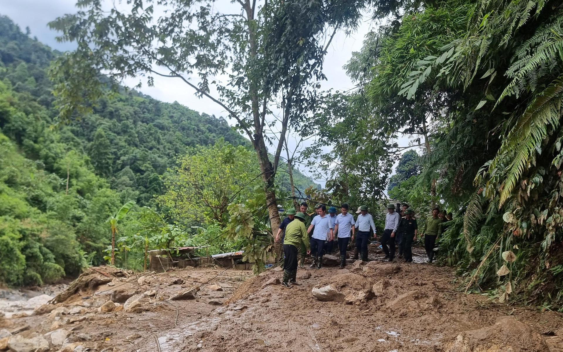 Phó Thủ tướng Trần Hồng Hà thị sát, chỉ đạo khắc phục hậu quả mưa lũ tại Lào Cai - Ảnh 1.