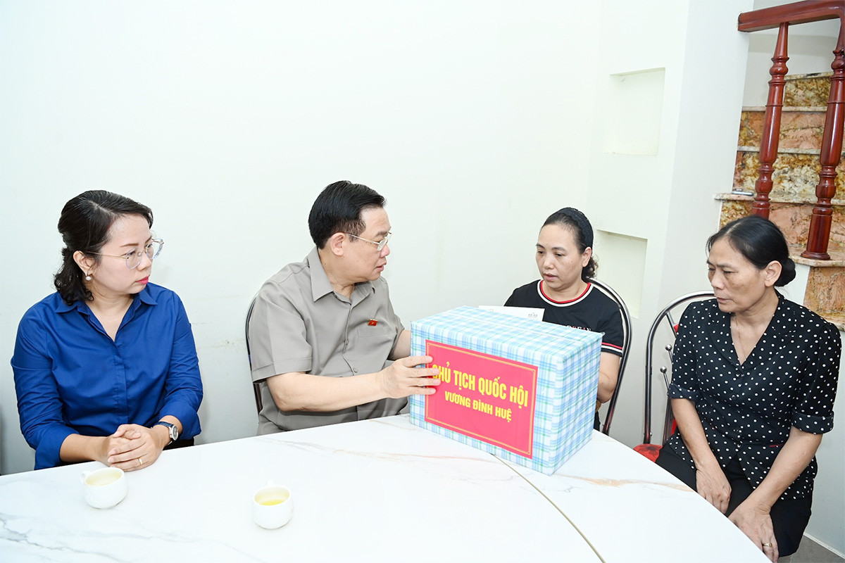 Chủ tịch Quốc hội Vương Đình Huệ thắp hương tưởng niệm các nạn nhân vụ hoả hoạn tại chung cư mini quận Thanh Xuân, Hà Nội -0
