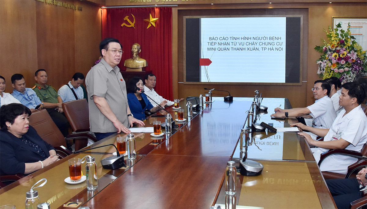 Chủ tịch Quốc hội Vương Đình Huệ thắp hương tưởng niệm các nạn nhân vụ hoả hoạn tại chung cư mini quận Thanh Xuân, Hà Nội -1