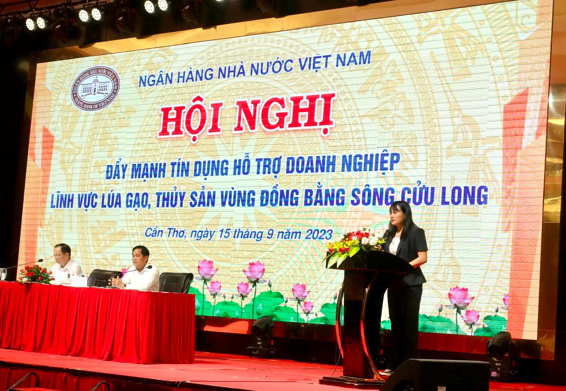 ba-phung-thi-binh-pho-tong-giam-doc-agribank-phat-bieu-tham-luan-tai-hoi-nghi.jpg