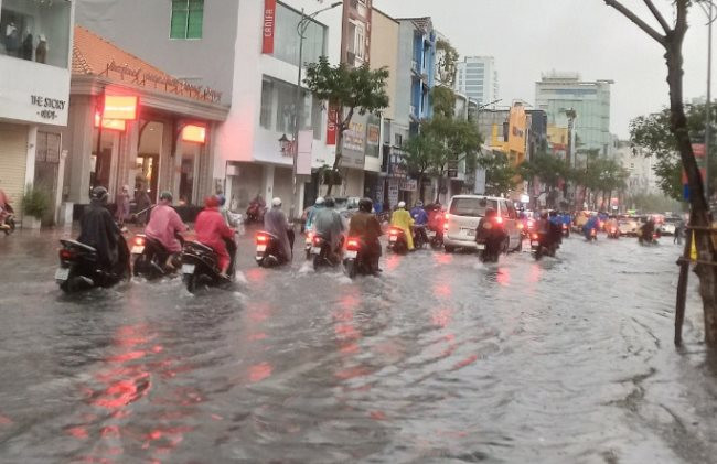 Nhiều tuyến đường bị ngập, Đà Nẵng ban hành công điện ứng phó áp thấp nhiệt đới
