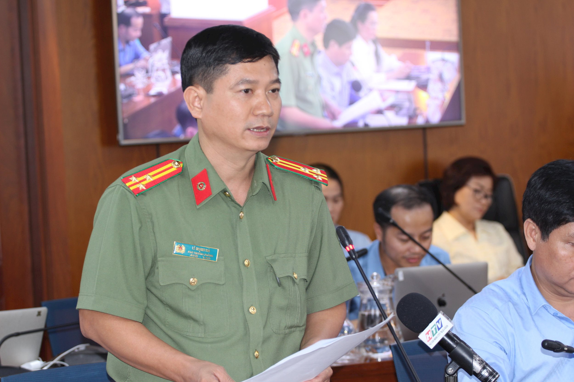 Thượng tá Lê Mạnh Hà thông tin tại buổi họp báo. (Ảnh: TN)