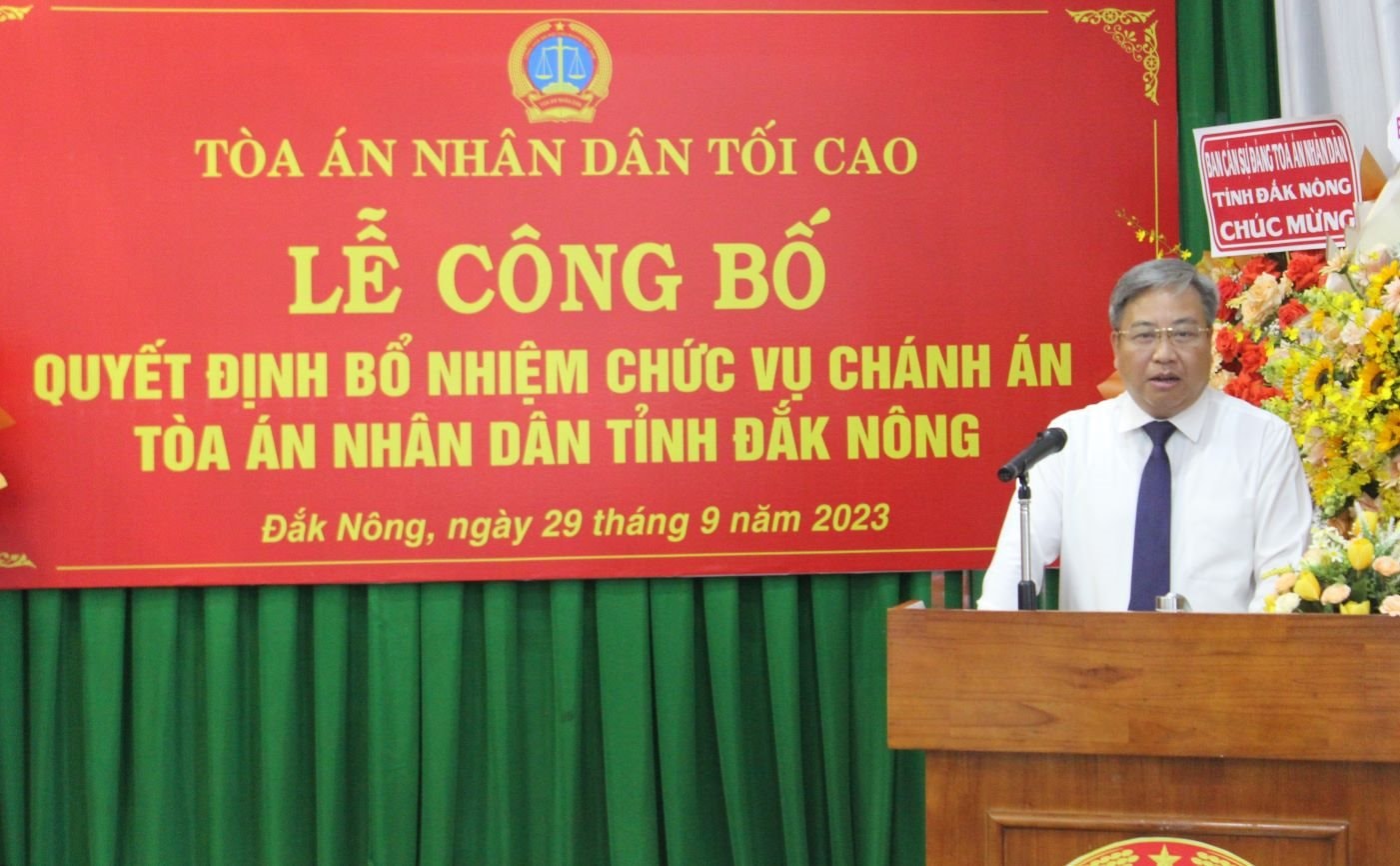 anh-2.-trao-qd-bo-nhiem-chanh-an.jpg