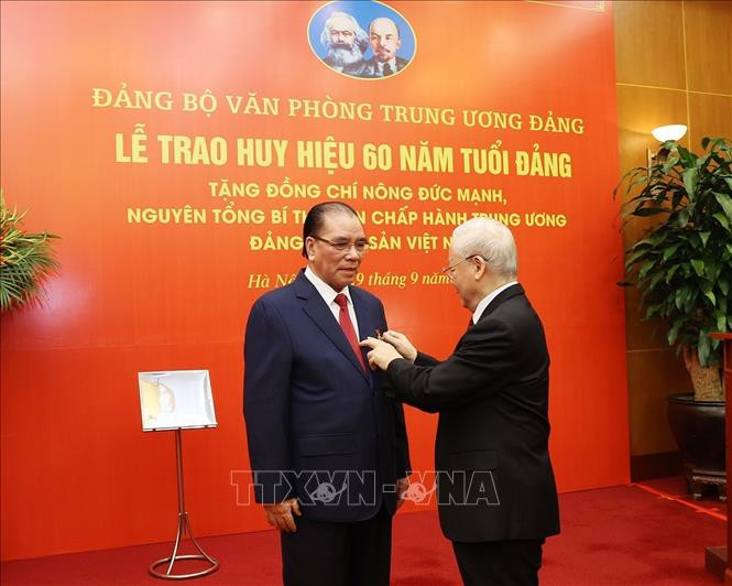 Trao Huy hiệu 60 năm tuổi Đảng tặng nguyên Tổng Bí thư Nông Đức Mạnh - Ảnh 1.