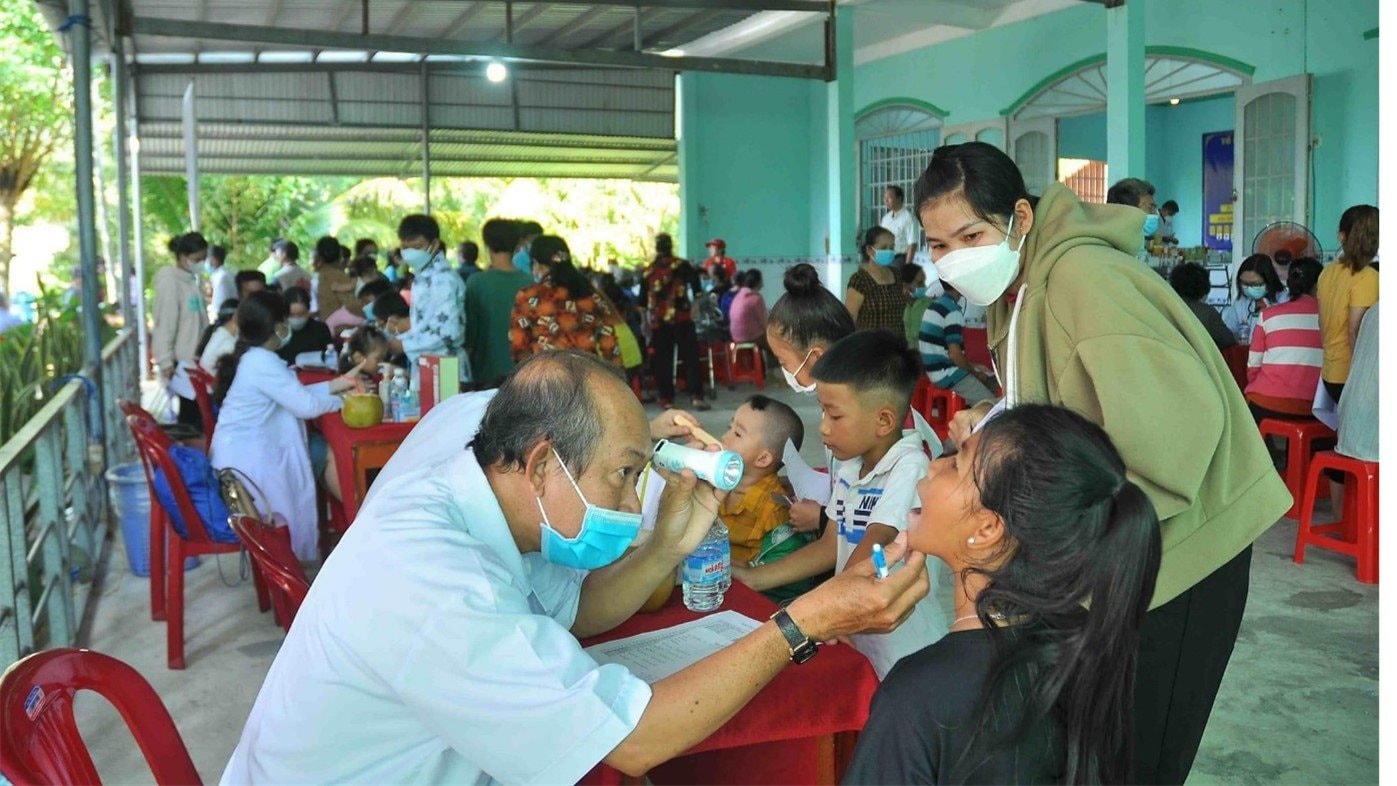 quy-tu-thien-bong-hong-nho-dong-hanh-cung-caritas-long-xuyen-kham-chua-benh-mien-phi-cho-nguoi-ngheo-nguoi-ban-ve-so-ban-ve-chai-va-nguoi-co-nho.jpg