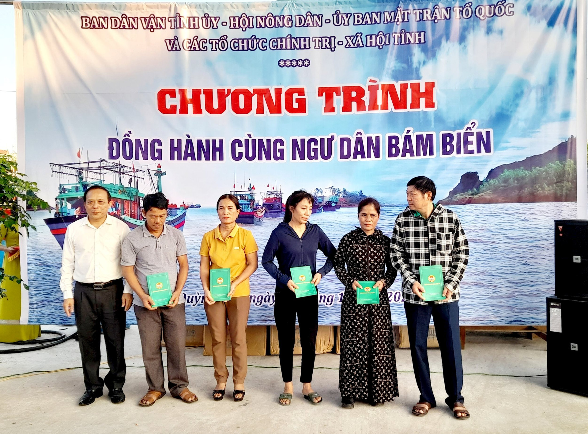 tang_qua_cho_ba_con_ngu_dan_vung_bien_1.jpg