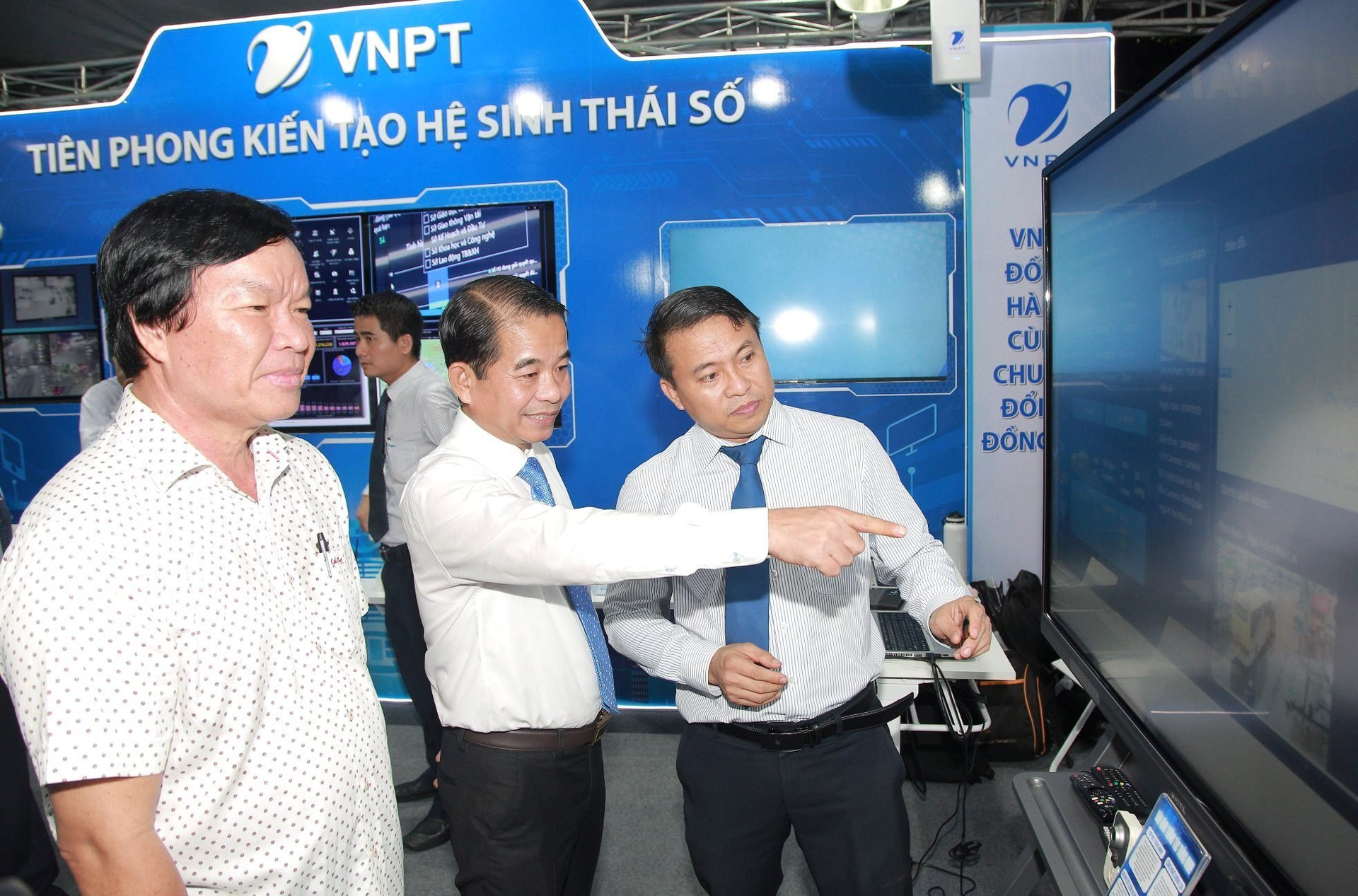 Ông Thái Bảo - Chủ tịch HĐND nhân dân tỉnh tham quan gian hàng triển lãm của VNPT