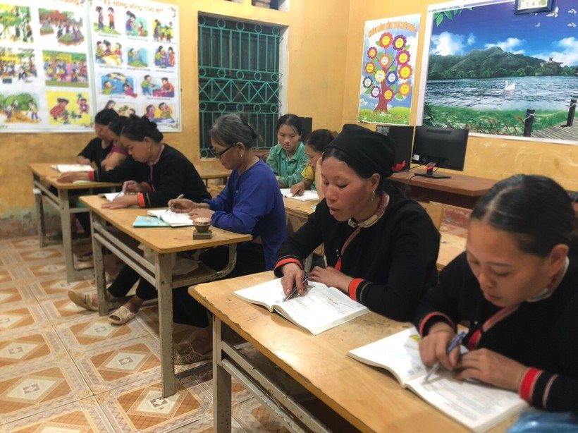 Hỗ trợ người dân vùng đồng bào dân tộc thiểu số tham gia lớp học xóa mù chữ