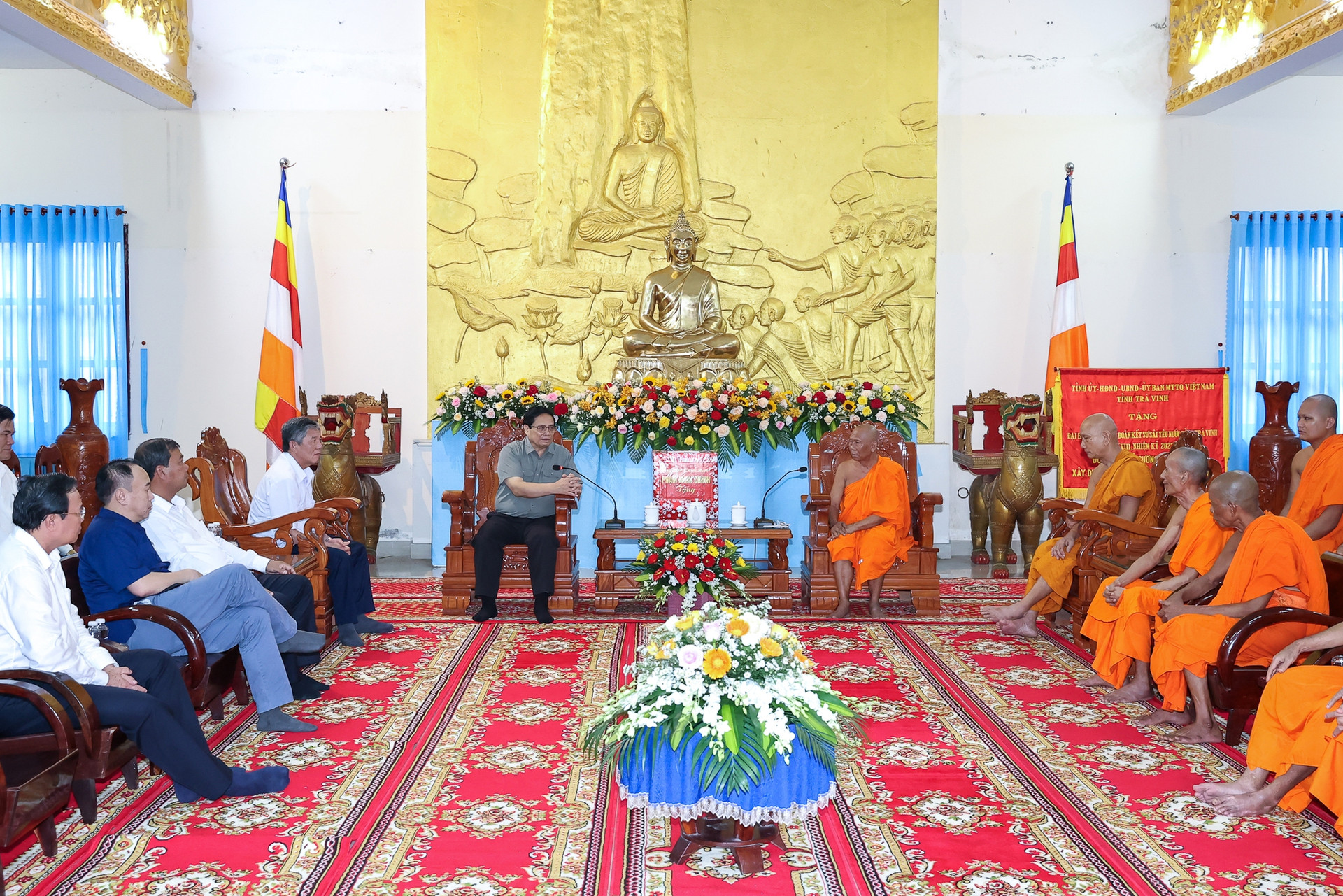 Thủ tướng chúc mừng lễ Sena Dolta của đồng bào Khmer và thăm Mẹ Việt Nam anh hùng tại tỉnh Trà Vinh - Ảnh 2.