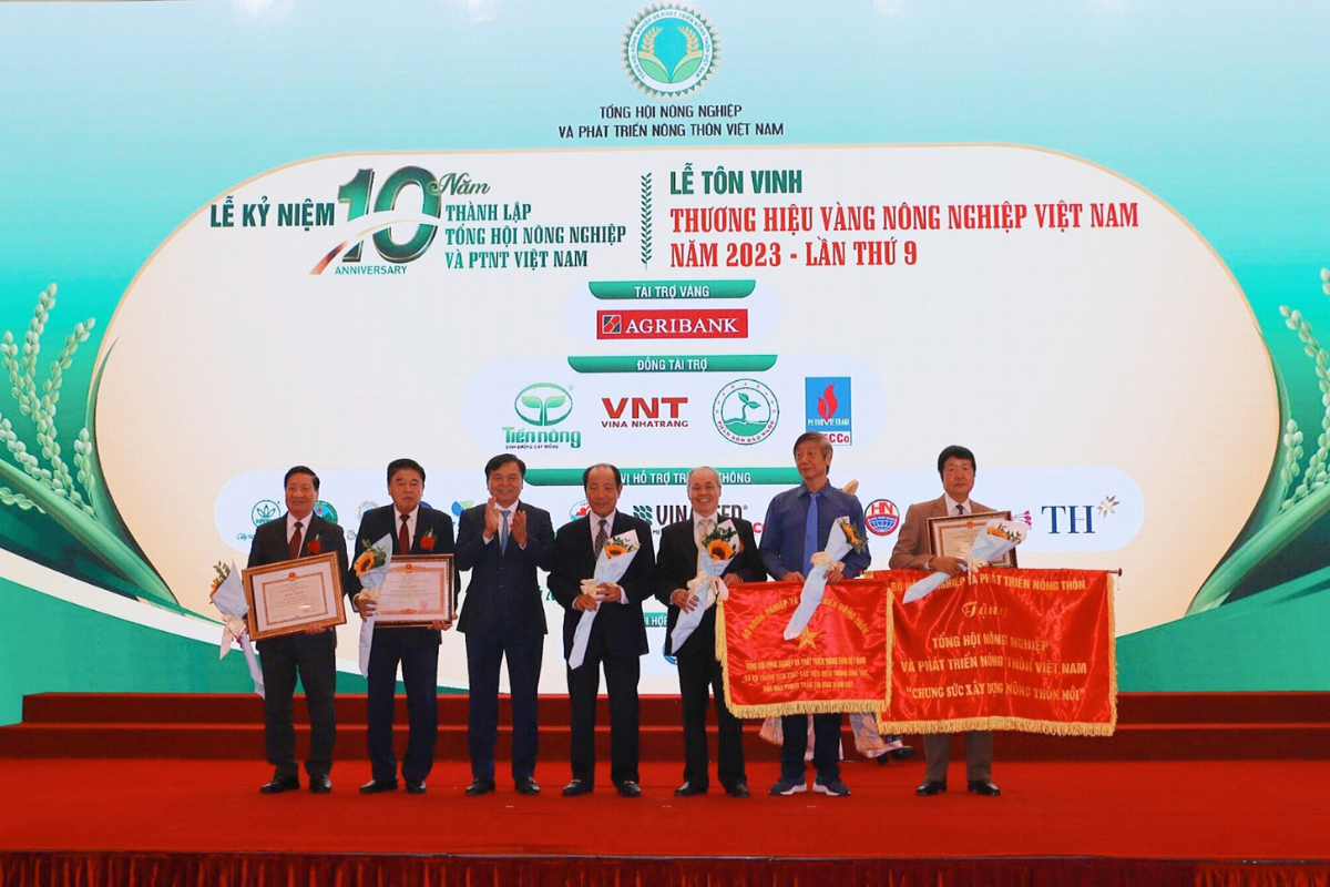 lanh-dao-bo-nn-ptnt-trao-co-thi-dua-cho-tong-hoi-nn-ptnt-viet-nam-vi-da-co-thanh-tich-xuat-sac-tieu-bieu-trong-cong-tac-dan-dau-phong-trao-thi-dua-va-chung-suc-xay-dung-nong-thon-moi-..png