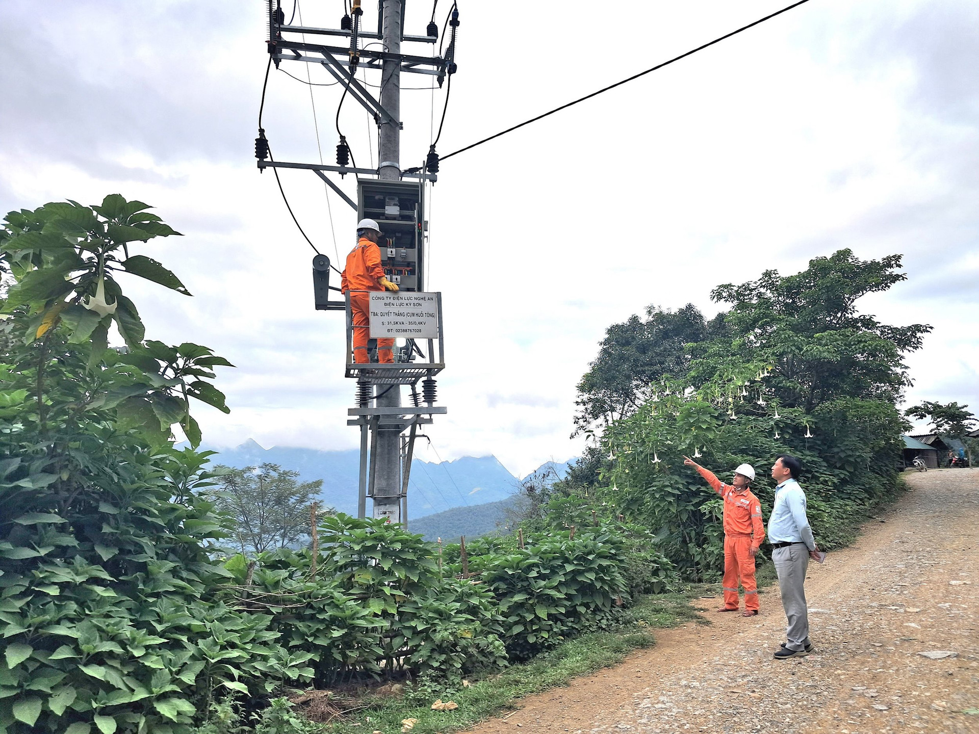 Nghệ An: Nỗ lực đưa điện lưới quốc gia về 12 bản biên giới khó khăn