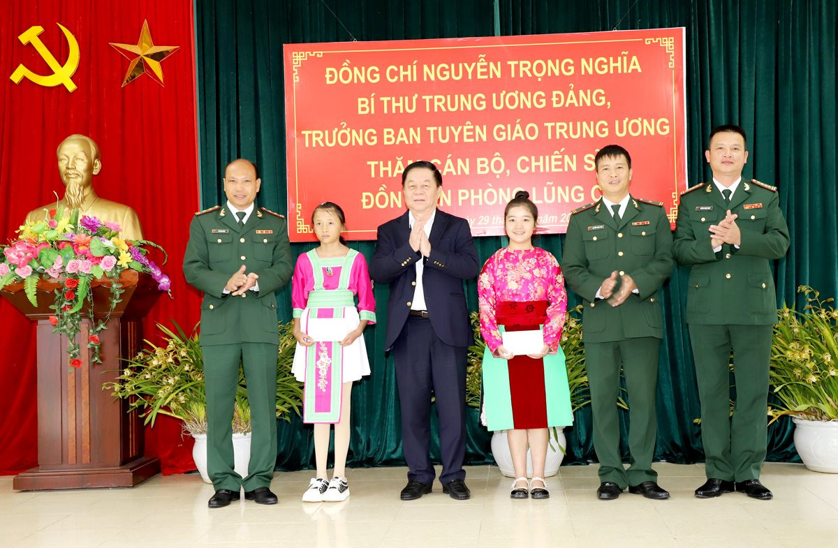 Đồng chí Nguyễn Trọng Nghĩa dự Lễ thượng cờ tại Cột cờ Quốc gia Lũng Cú