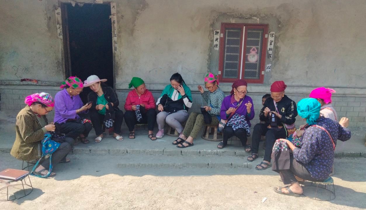 31-10-23-to-lien-ket-hop-tac-giu-gin-nghe-theu-trang-phuc-truyen-thong-dan-toc-dao-khau.jpg