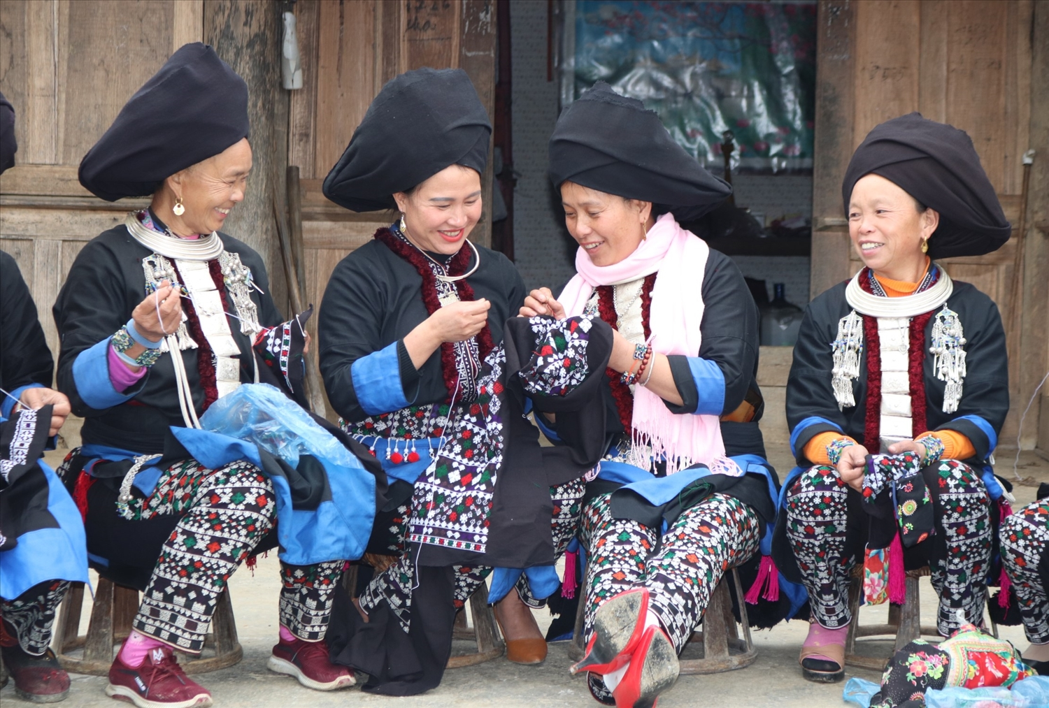 31-10-to-lien-ket-hop-tac-giu-gin-nghe-theu-trang-phuc-truyen-thong-dan-toc-dao-khau.png