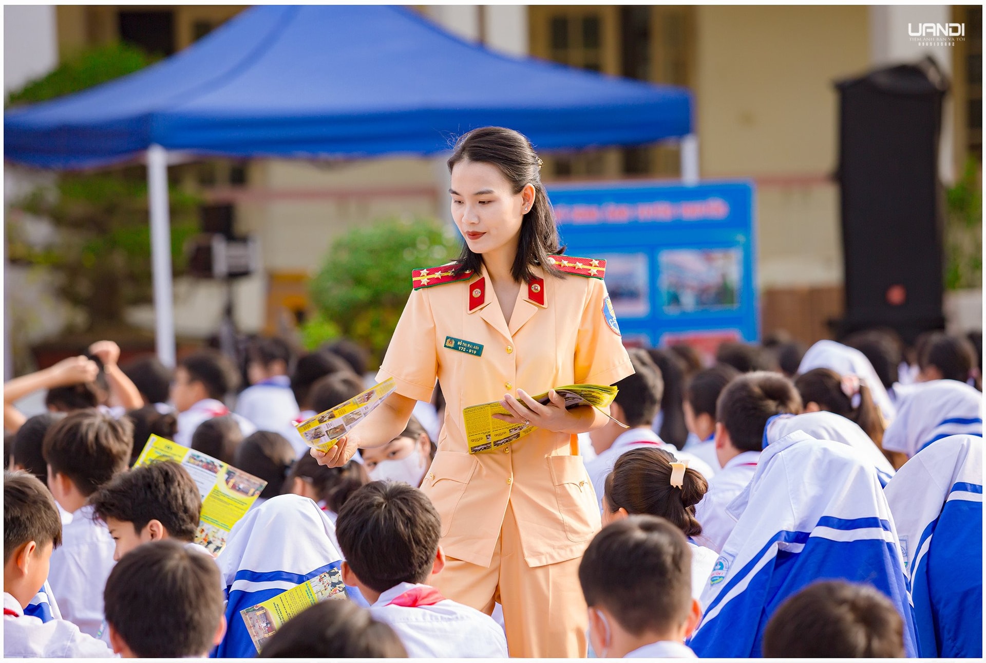 anh-bai-so-11-can-bo-giao-vien-va-hoc-sinh-duoc-can-bo-phong-canh-sat-giao-thong-pho-bien-noi-dung-co-ban-cua-luat-giao-thong-duong-bo..jpg