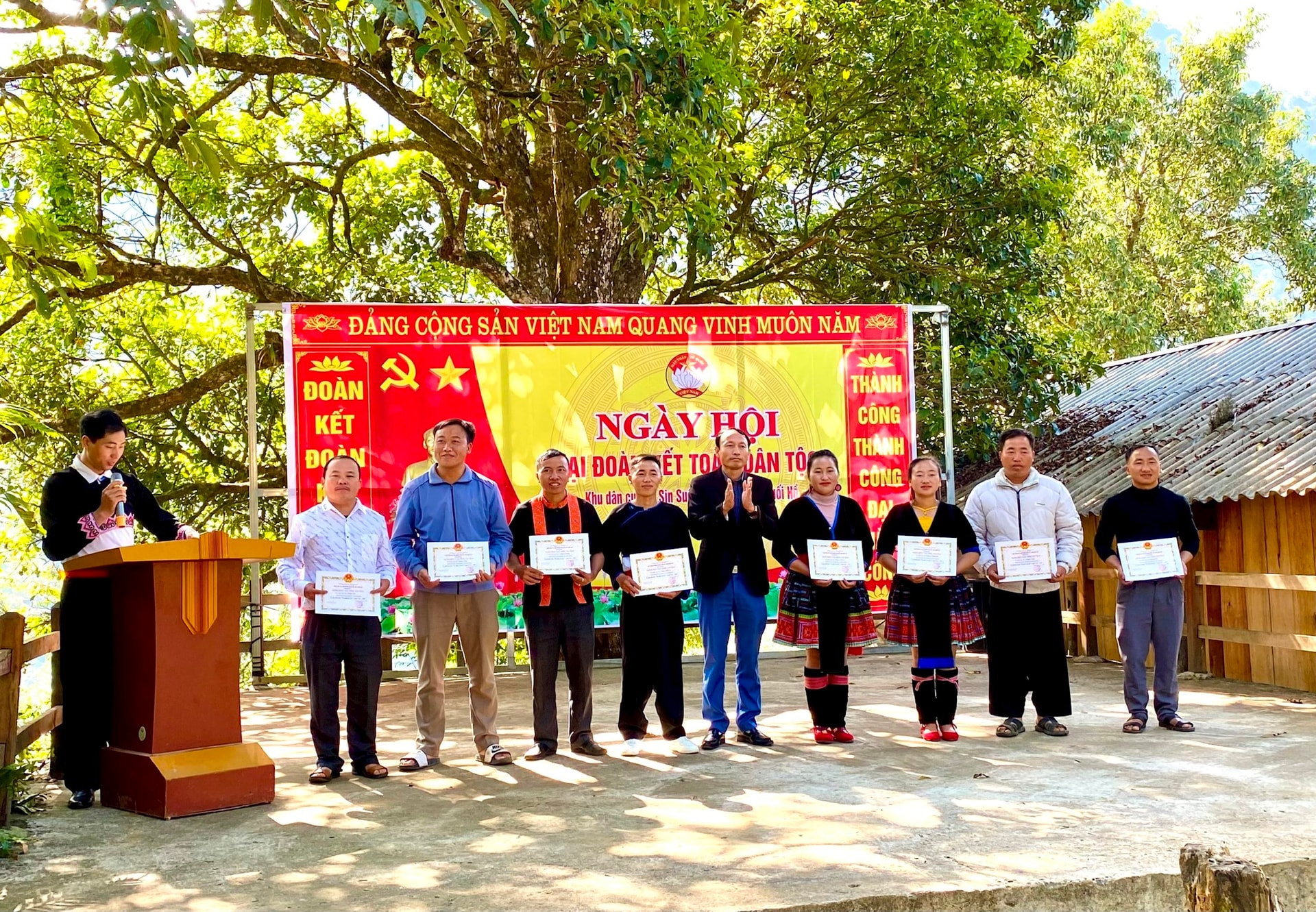 cac-ho-dan-phan-khoi-nhan-giay-khen.jpg