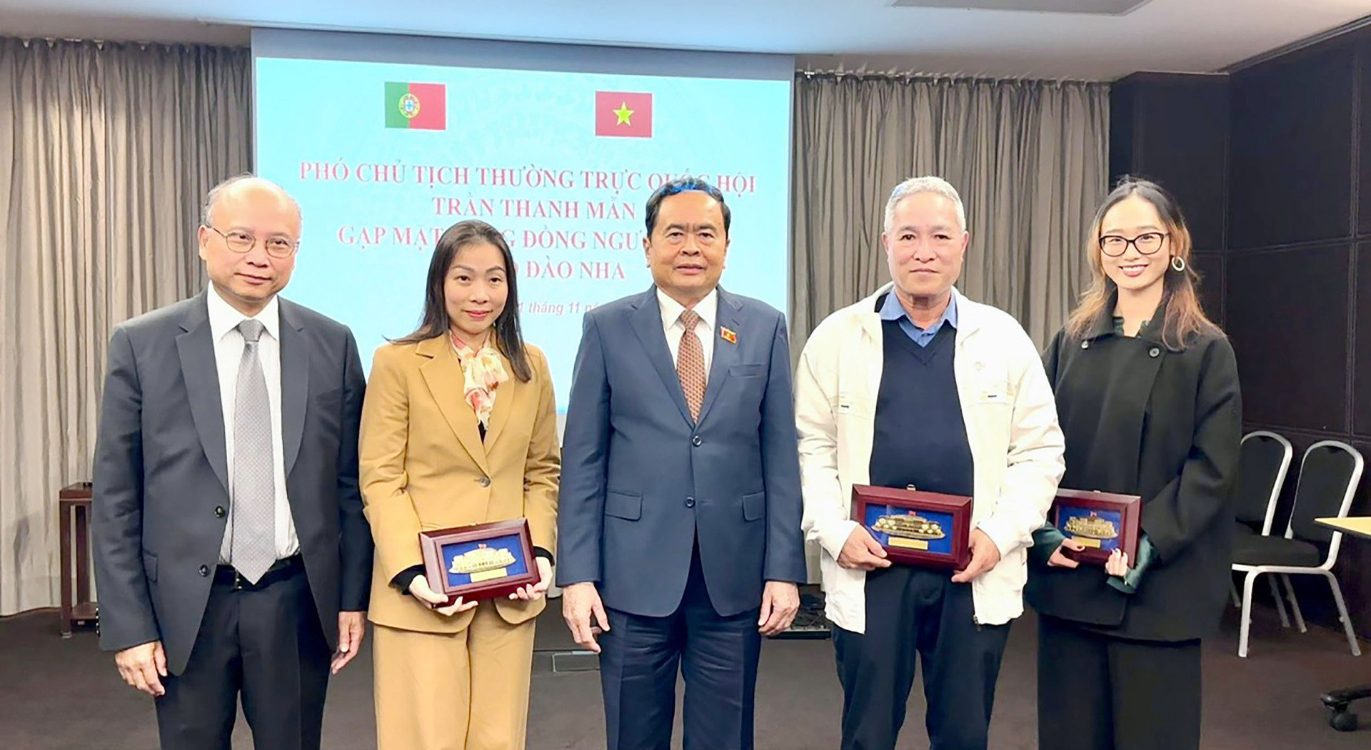 Phó Chủ tịch Thường trực Quốc hội Trần Thanh Mẫn gặp gỡ cộng đồng người Việt Nam tại Bồ Đào Nha