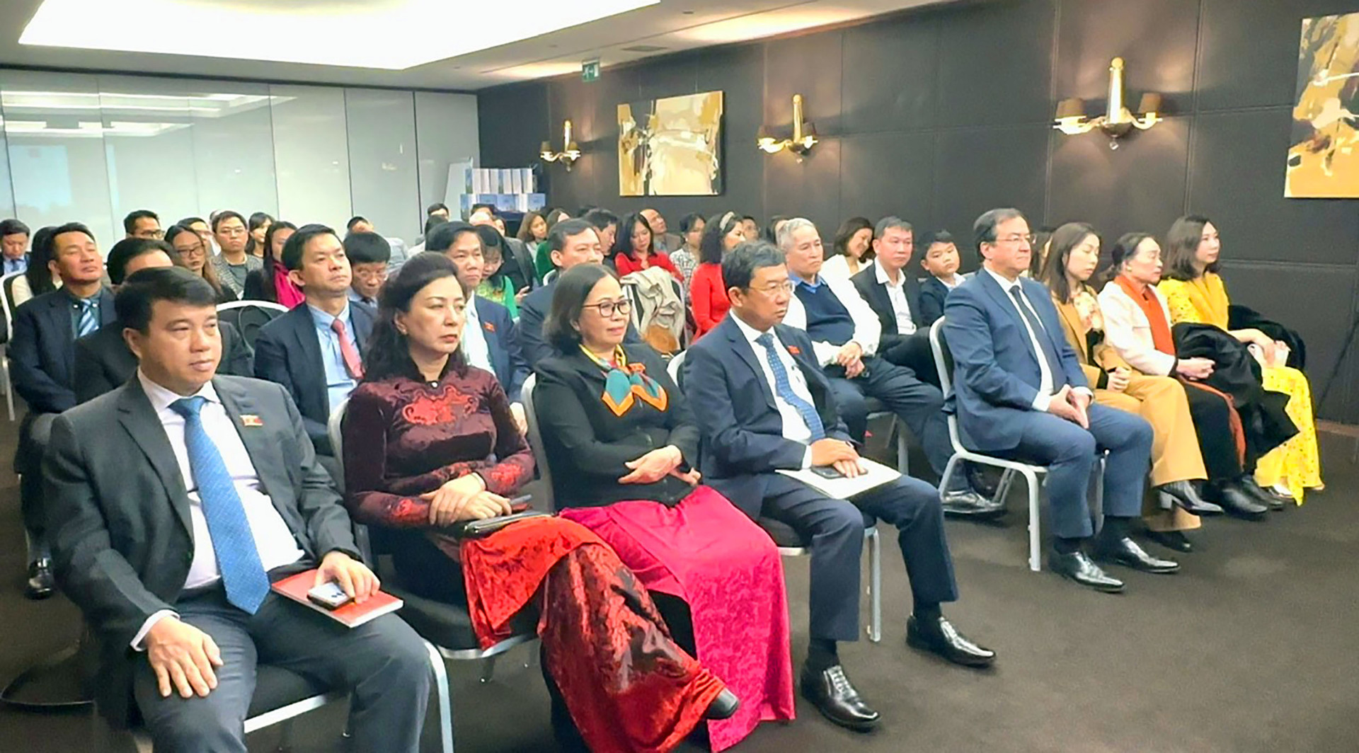 Phó Chủ tịch Thường trực Quốc hội Trần Thanh Mẫn gặp gỡ cộng đồng người Việt Nam tại Bồ Đào Nha