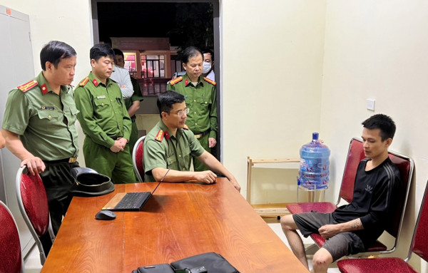 Giám đốc Công an tỉnh Hà Tĩnh thăm, động viên cán bộ Công an xã bị thương khi làm nhiệm vụ -0