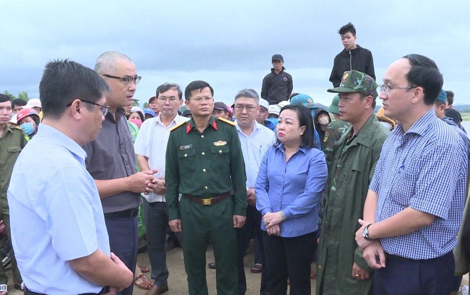 4-hoc-sinh-duoi-nuoc-ngay-16-11-phu-yen-1.jpg