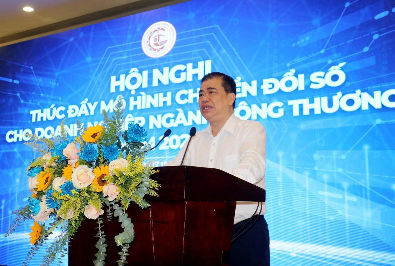 Ông Trần Minh Tuấn - Vụ trưởng Vụ Kinh tế số, Xã hội số (Bộ Thông tin và Truyền thông) phát biểu tại cuộc họp