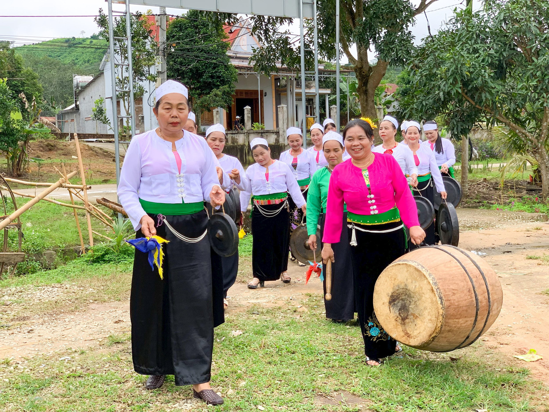 Phụ nữ Mường giữ nhịp chiêng dân tộc vang mãi ở vùng đất mới