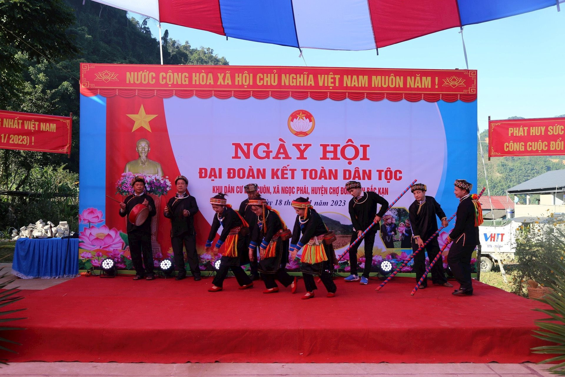Phó Chủ tịch Quốc hội Trần Quang Phương dự Ngày hội Đại đoàn kết toàn dân tộc tại Bắc Kạn