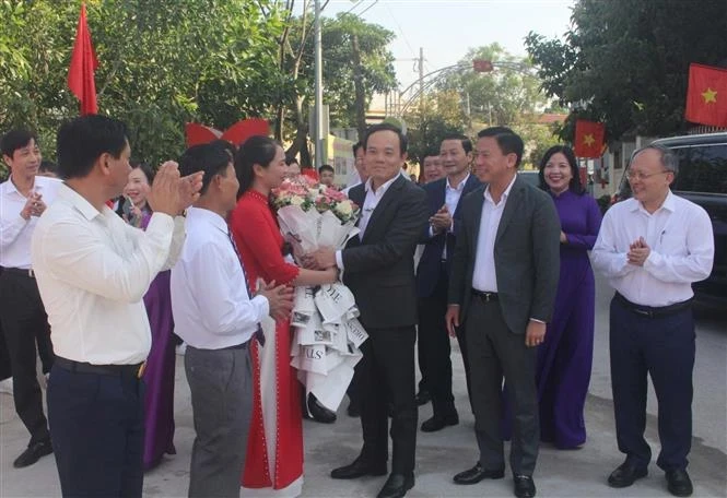 Phó Thủ tướng Trần Lưu Quang chúc mừng khu dân cư thôn Chợ Rủn. (Ảnh: Trịnh Duy Hưng/TTXVN)