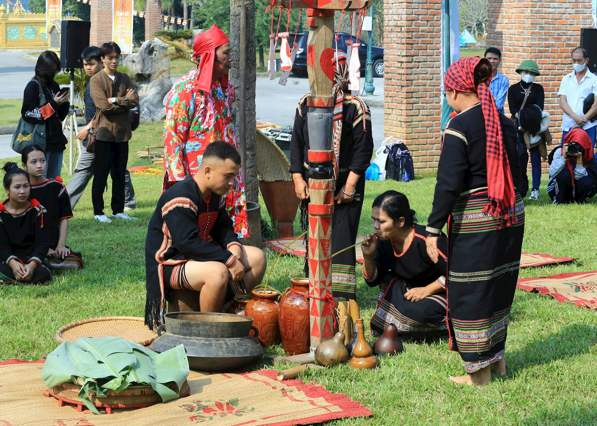 cac-thanh-vien-trong-gia-dinh-cung-nhap-nhung-ngum-ruou-can..jpg