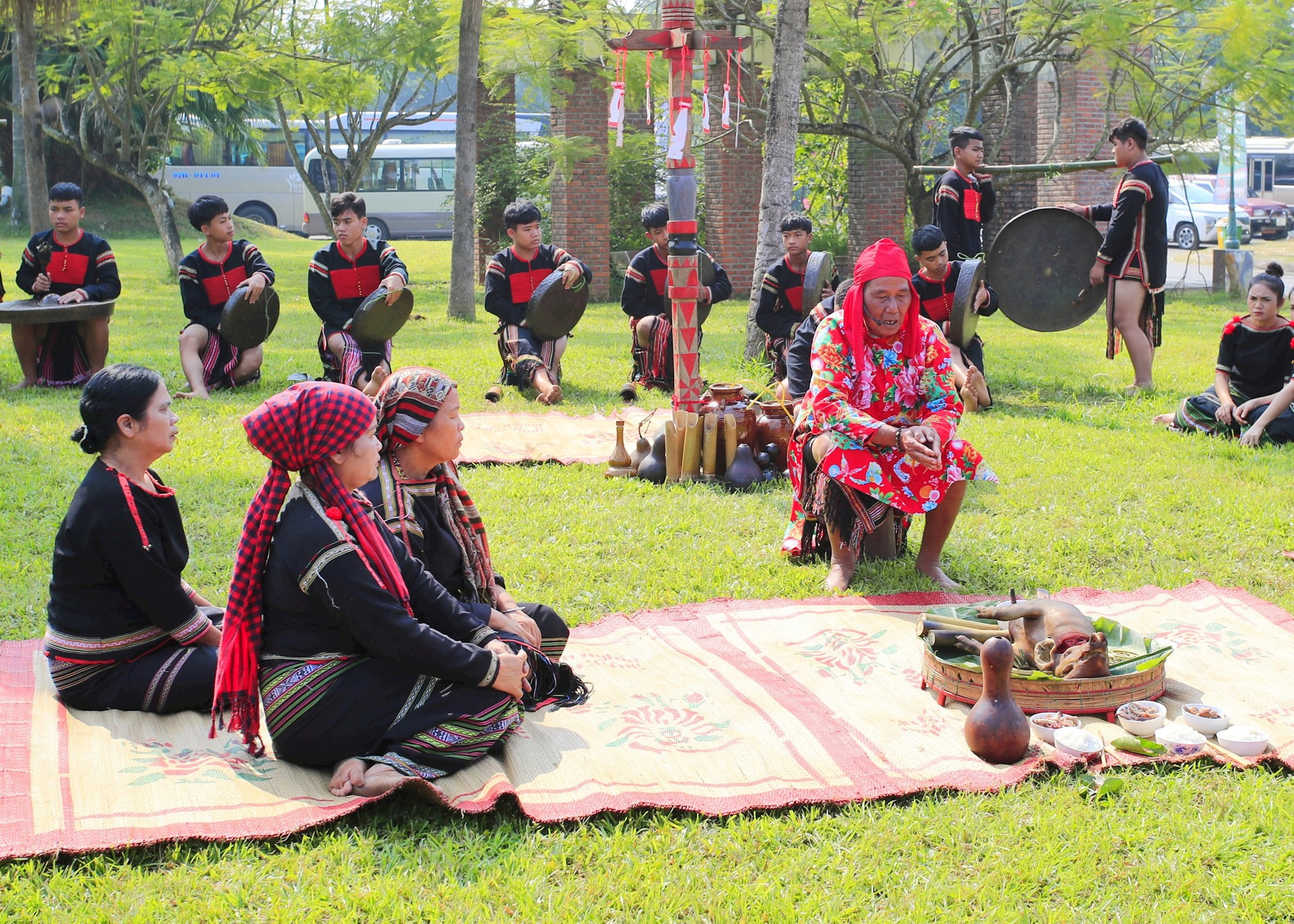 thay-mo-nguoi-e-de-thuc-hien-le-cung-cau-mong-suc-khoe-cho-nguoi-dan..jpg