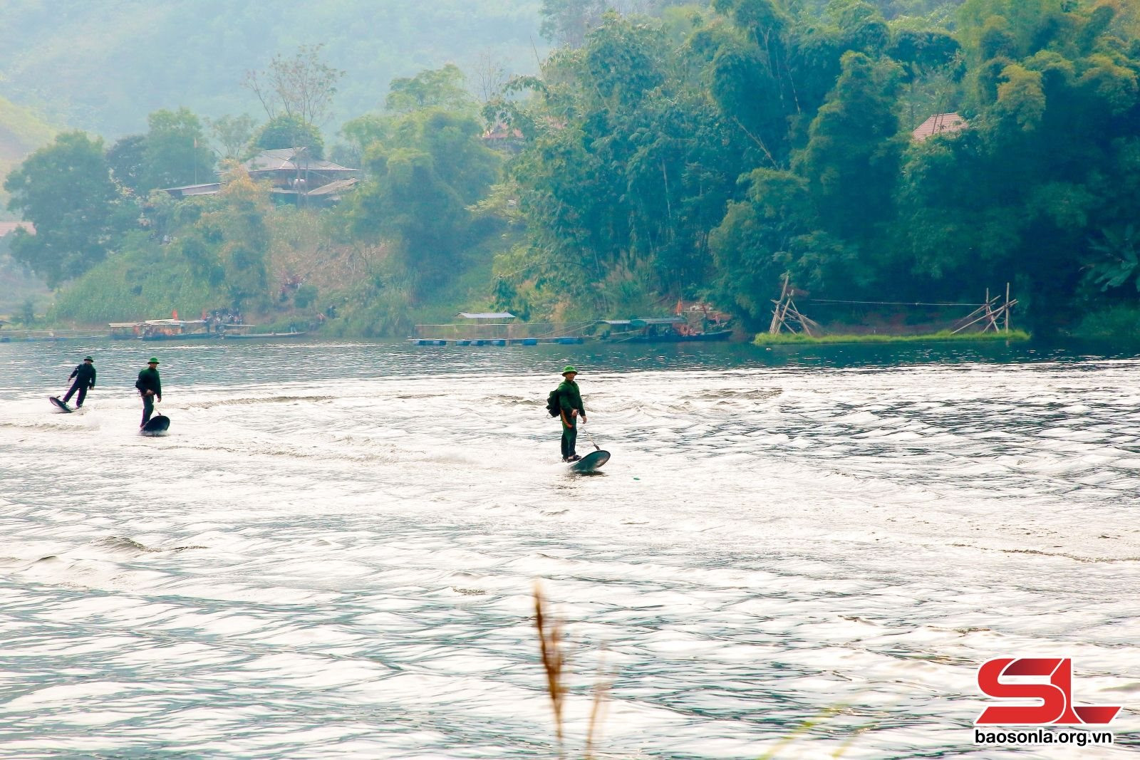 25-11-bieu-dien-luot-van-nghe-thuat-tai-ngay-hoi..jpg