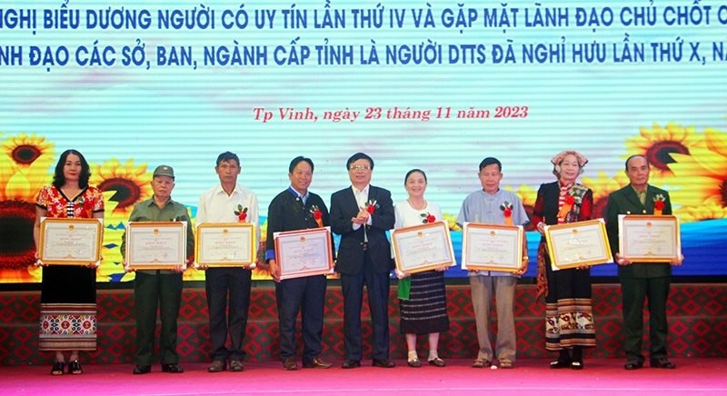 Biểu dương, tôn vinh người có uy tín trong cộng đồng DTTS tỉnh Nghệ An