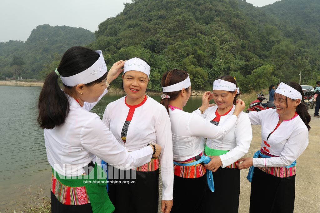 28-11-phu-nu-dan-toc-muong-o-ban-ca-sua-soan-trang-phuc-truyen-thong-tham-gia-le-hoi..jpg