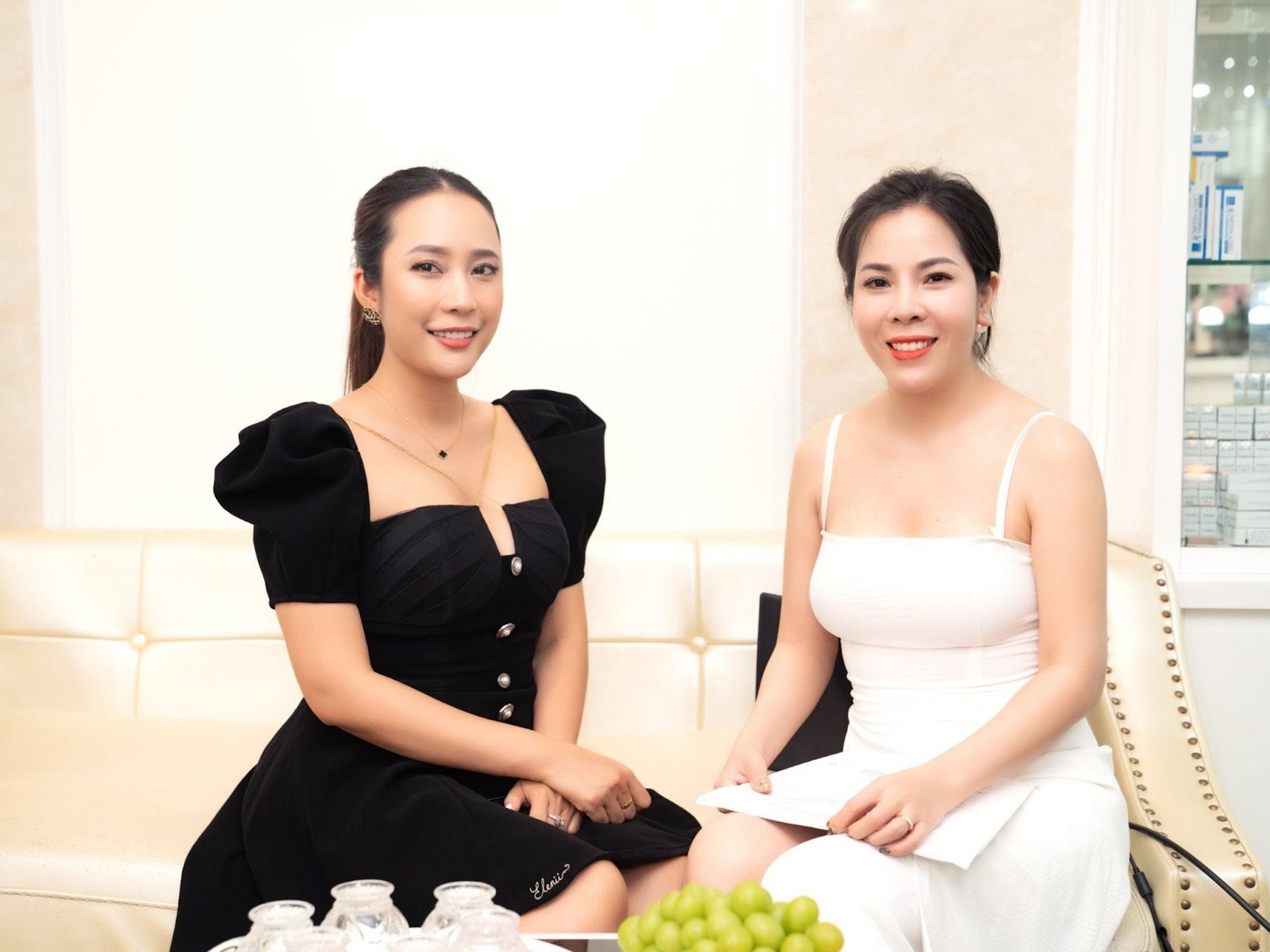 Mrs Mạc Giang – CEO Lâm Giang Spa (phải) chia sẻ với Siam Thailand tại chuỗi sự kiện “Thẩm mỹ an toàn 2023”.