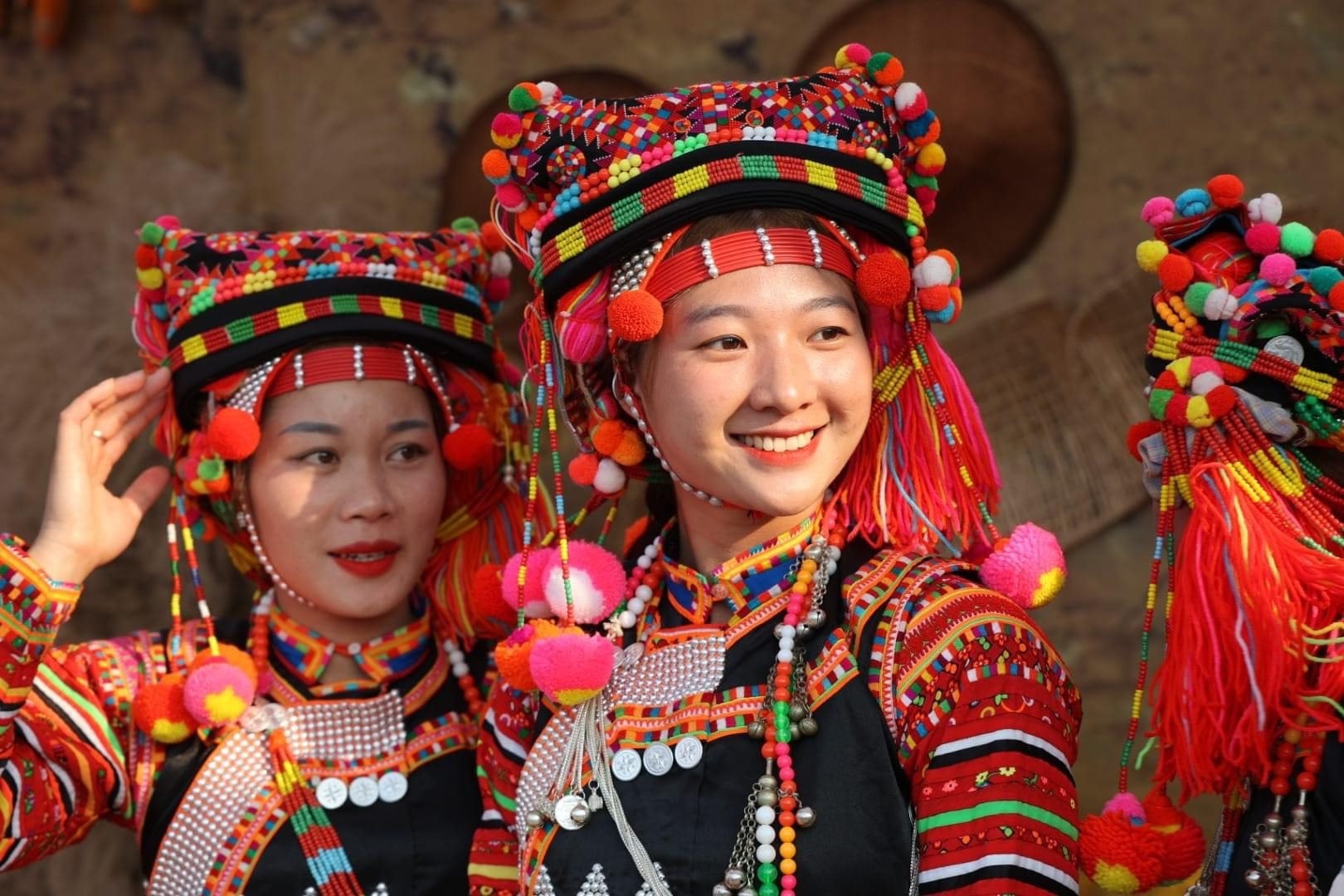 "Bản hòa tấu" sắc màu trong trang phục của phụ nữ Hà Nhì Hoa