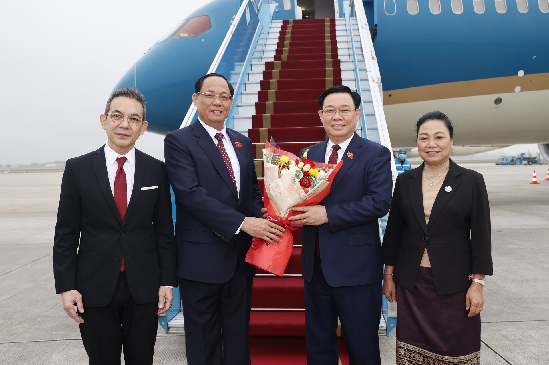Chủ tịch Quốc hội Vương Đình Huệ lên đường dự Hội nghị cấp cao Quốc hội 3 nước CLV, thăm và làm việc tại Lào; thăm chính thức Thái Lan -0