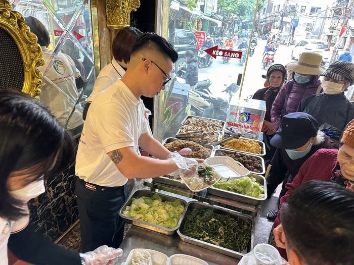 Ấm áp phần cơm 1000 đồng tại nhà hàng giữa trung tâm Hà Nội