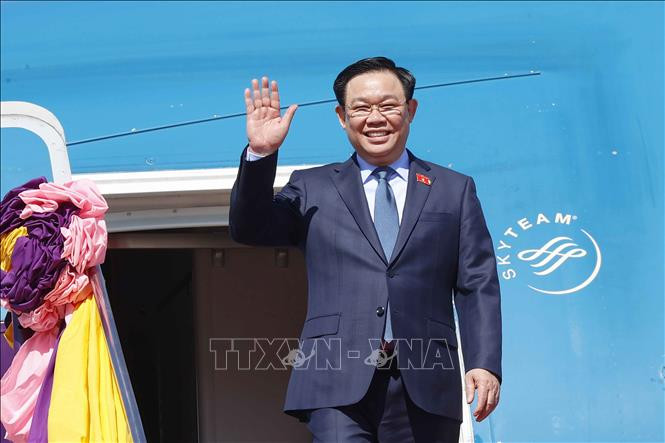 Chủ tịch Quốc hội Vương Đình Huệ đến Bangkok, bắt đầu thăm chính thức Thái Lan- Ảnh 1.