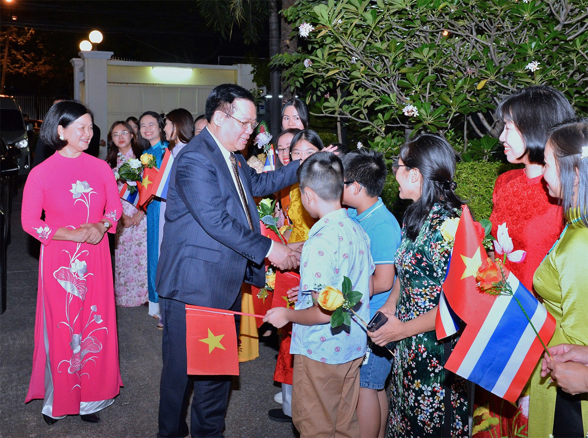 Chủ tịch Quốc hội Vương Đình Huệ thăm Đại sứ quán Việt Nam tại Thái Lan -4