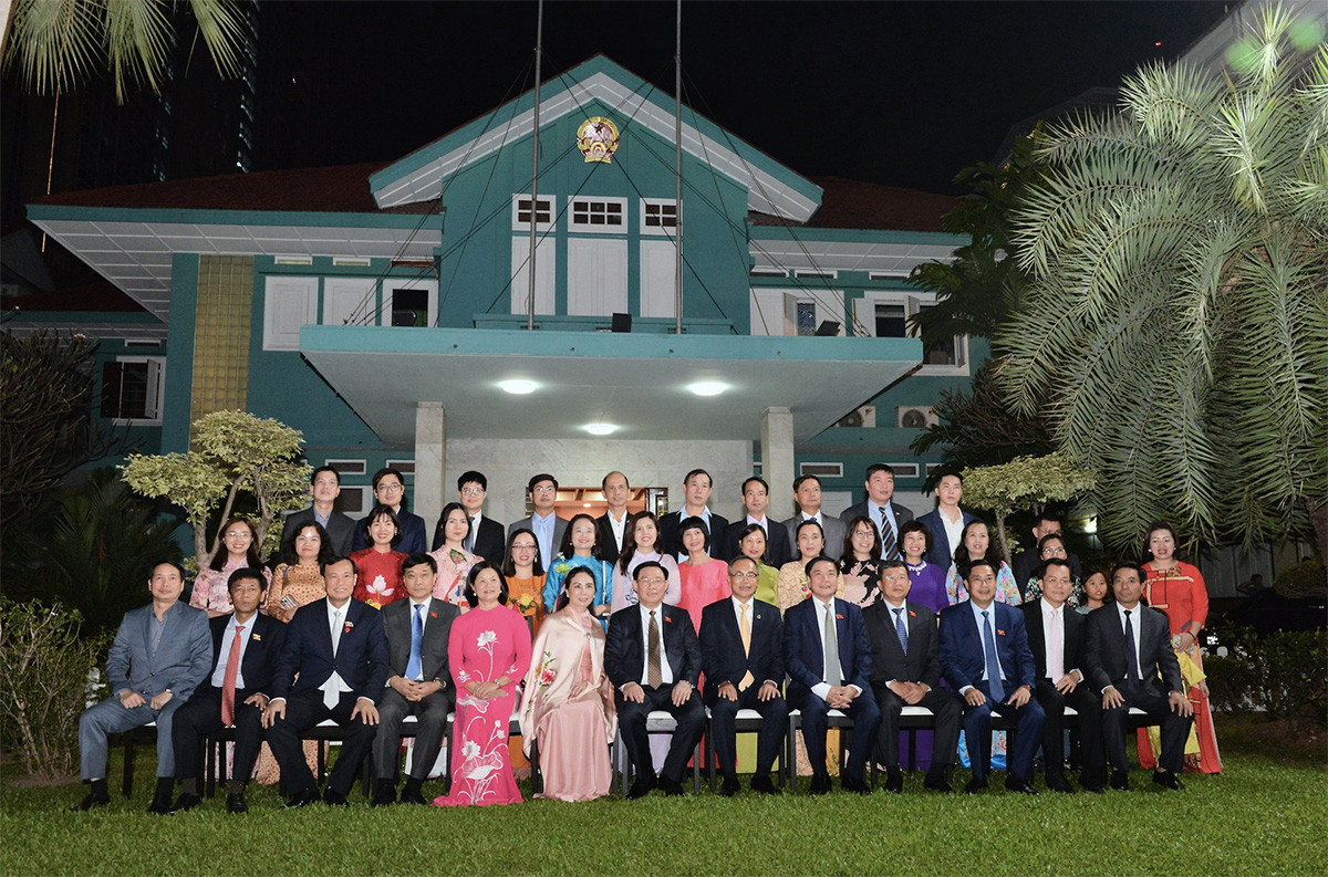 Chủ tịch Quốc hội Vương Đình Huệ thăm Đại sứ quán Việt Nam tại Thái Lan -0