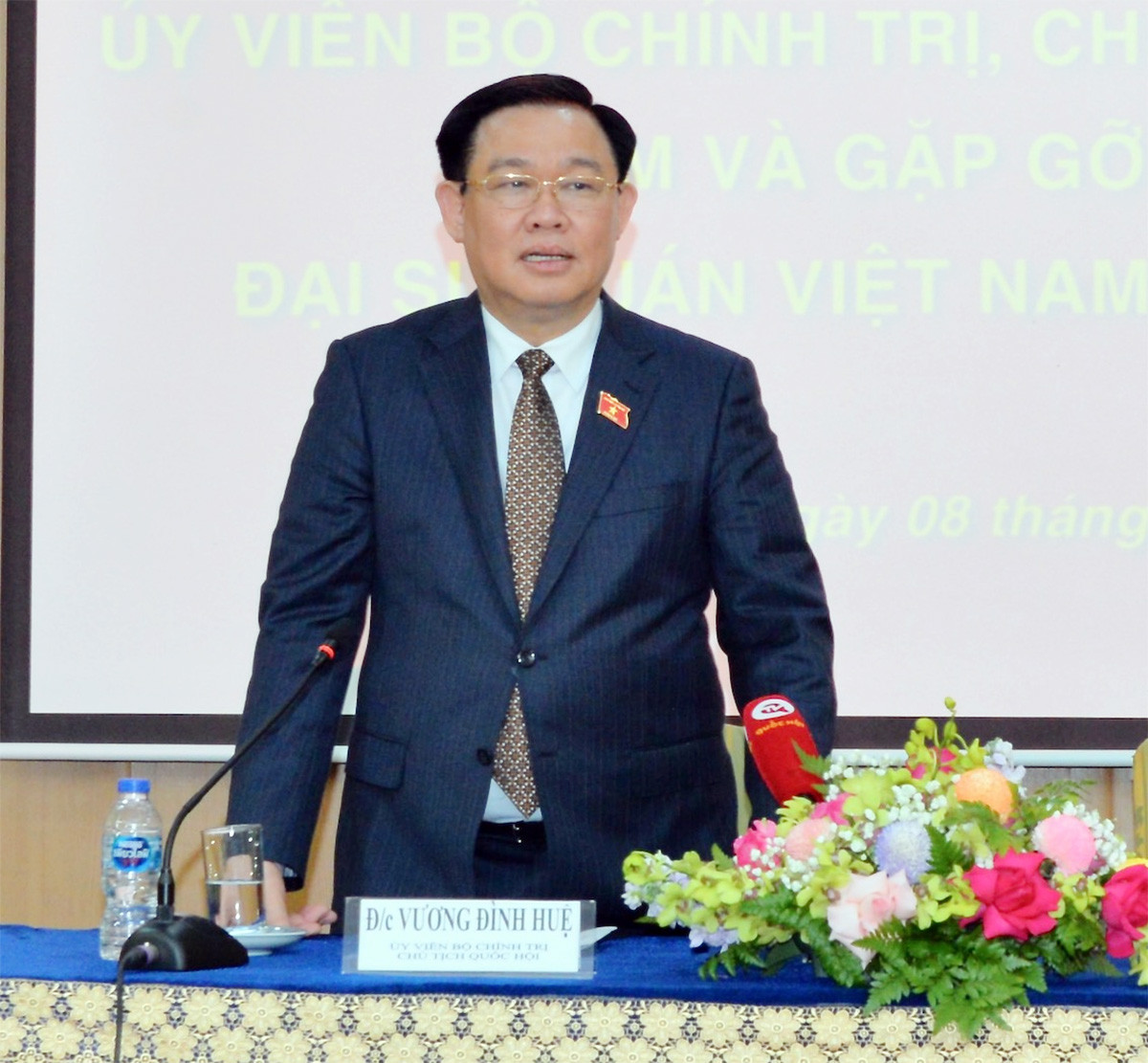 Chủ tịch Quốc hội Vương Đình Huệ thăm Đại sứ quán Việt Nam tại Thái Lan -1