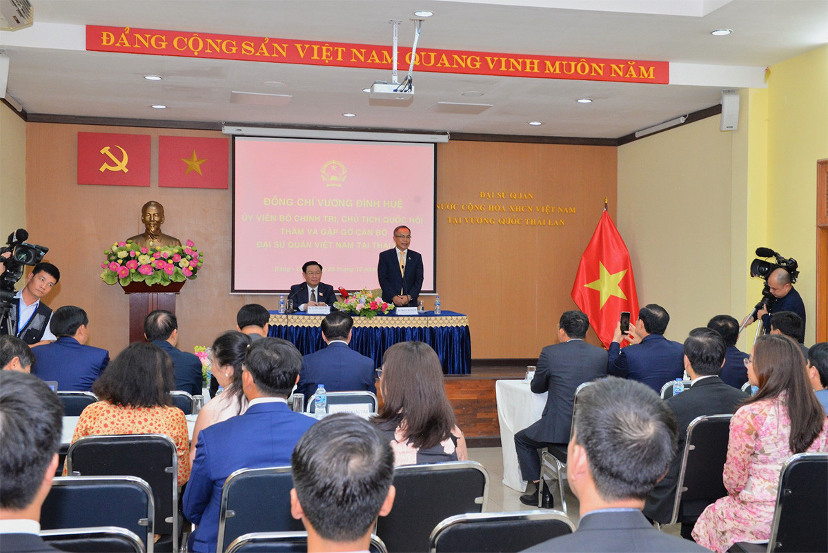 Chủ tịch Quốc hội Vương Đình Huệ thăm Đại sứ quán Việt Nam tại Thái Lan -3