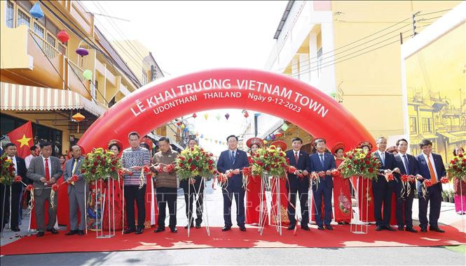 Chủ tịch Quốc hội Vương Đình Huệ khai trương Phố Việt Nam tại Udon Thani, Thái Lan- Ảnh 1.