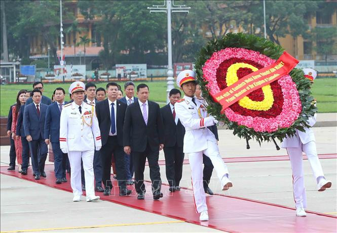 Thủ tướng Campuchia Samdech Hun Manet vào Lăng viếng Chủ tịch Hồ Chí Minh- Ảnh 1.